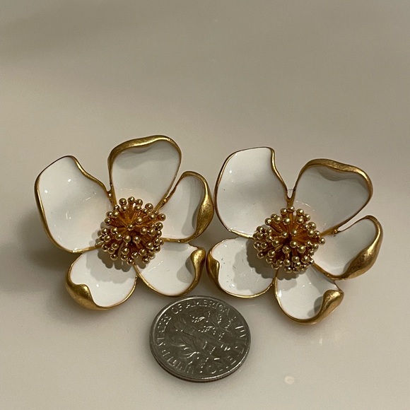 Elegant Gold and White Floral Earrings - Picture 1 of 4